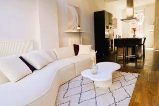 Achter deze mooie klassieke Leuvense gevel schuilt een verrassend lichte en comfortabele stadswoning met hoge plafonds, warme plankenvloeren en...