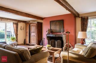 Bestaande uit inkomhal, living met open haard en eetplaats, keuken met ontbijthoek, koele berging, 3 (ev. 4) slaapkamers, badkamer, douchecel,...