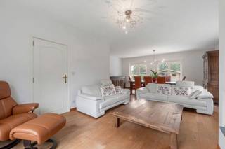 <h3>Rustig gelegen bungalow met prachtig zicht op de velden en paarden</h3>

<p>Op zoek naar een woning waar <strong>rust, ruimte en een groene omgeving</strong> centraal staan? Deze aangename bungalow in Lovendegem biedt u een prachtige woonomgeving met een <strong>open zicht over de velden en de paarden</strong>, gelegen op een mooi perceel van maar liefst <strong>883 m²</strong>.</p>

<p>De woning beschikt over <strong>twee ruime slaapkamers</strong> en aangename leefruimtes met veel natuurlijke lichtinval. </p>

<p>Ook de <strong>zolderverdieping biedt heel wat mogelijkheden</strong>. Mits het plaatsen van een vaste trap kunnen hier nog één of meerdere extra slaapkamers, een hobbyruimte of bureau worden ingericht.</p>

<p>Verder beschikt de woning over een <strong>inpandige garage</strong>, wat zorgt voor extra comfort en praktische bergruimte.</p>

<p>Gelegen in een <strong>rustige, leuke en kindvriendelijke wijk</strong>, waar u volop kunt genieten van het groene karakter en het prachtige uitzicht. En toch woont u op korte afstand van <strong>Gent</strong>, waardoor ook woon-werkverkeer en voorzieningen vlot bereikbaar zijn.</p>

<p><strong>Een ruime bungalow op een prachtig perceel, met een unieke landelijke omgeving en heel wat mogelijkheden naar de toekomst toe.</strong></p>