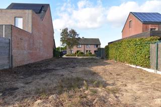 <p>Ontdek dit geweldig gelegen perceel bouwgrond van 422m² ideaal voor het realiseren van een ruime halfopen bebouwing (HOB). Het kavel bevindt zich in de groene gemeente Essen te Horendonk en biedt een perfecte balans tussen groen wonen en vlotte bereikbaarheid.</p>
<p>Met een efficiënte straatbreedte van 9,50 m en een uitzonderlijke diepte van maar liefst 45m, biedt dit perceel volop ontwerpmogelijkheden voor zowel een volwaardige woning als een diepe, zuidoost georiënteerde achtertuin. Dit is de ideale bouwplek voor wie droomt van een nieuwbouwwoning in een kindvriendelijke, serene omgeving.</p>
<p>Bent u op zoek naar een kwalitatief en goed geproportioneerd stuk bouwgrond in de groene rand van Essen? Neem dan contact op voor de specifieke bouwvoorschriften en gedetailleerde plannen.</p>