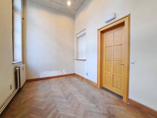 <p><strong>Kantoor op toplocatie? Absoluut!</strong></p><p>Op zoek naar een compacte, centraal gelegen kantoorruimte in het hart van Lier? Dan is deze kantoorruimte in het historische gebouw ‘De Oude Post’ misschien wel jouw nieuwe werkplek!</p><p><strong>Werken in hartje Lier</strong></p><p>De kantoorruimte bevindt zich op de gelijkvloerse verdieping en heeft een oppervlakte van ongeveer 13 m² (2,9 m x 4,5 m). Dankzij de parketvloer krijgt de ruimte meteen een warme en verzorgde uitstraling.</p><p>De ligging is alvast een grote troef: je bevindt je op wandelafstand van de Grote Markt en alle voorzieningen die het centrum van Lier te bieden heeft. Ook het openbaar vervoer bevindt zich op wandelafstand, waardoor de kantoorruimte vlot bereikbaar is voor jou, klanten en medewerkers.</p><p><strong>Praktisch? Check!</strong></p><p>Er zijn aparte gemeenschappelijke toiletten, waarbij één toilet rolstoeltoegankelijk is. Achteraan het gebouw en/of op de eerste verdieping kan je gebruikmaken van een gemeenschappelijke kitchenette.</p><p>Ook parkeren is geen probleem: op amper enkele tientallen meters vind je een openbare ondergrondse parking. Handig voor jezelf én voor klanten die langskomen!</p><p><strong>Wat kost dat?</strong></p><p>Huurprijs: € 325/maand<br />Voorschot vaste kosten: € 60/maand</p><p>Het voorschot van € 60 omvat een bijdrage voor water, gas en elektriciteit. Deze kosten worden jaarlijks afgerekend op basis van het effectieve verbruik.</p><p>De kantoorruimte is onmiddellijk vrij.</p><p>Klaar om jouw nieuwe werkplek in hartje Lier te ontdekken? Lier@ugly.be</p>