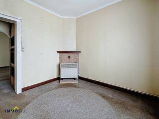 Te renoveren woning met veel potentieel en gunstige ligging nabij het centrum van Aalst!Op het gelijkvloers vindt u een inkomhal, een polyvalente...