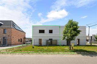 LiggingIn Alken vinden we langs de Koolmeeslaan deze ruwbouwwoning terug. Het centrum van Alken bevindt zich op slechts enkele minuten waardoor...