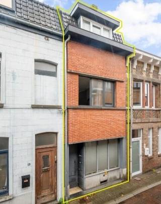 Deze goed onderhouden opbrengsteigendom is gedoogd (feiten zijn verjaard en zo te houden)en omvat een grote “studio” van 65 m² op het glv, een appt...