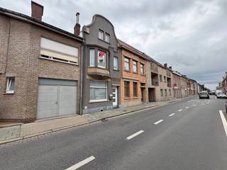 <p>Deze ruime gezinswoning is uitstekend gelegen in de Iepersestraat 85, in het hart van Roeselare. De woning bevindt zich op wandelafstand van winkels, bakkers, slagers, scholen en het openbaar vervoer.<br /> </p>
<h2><strong>Indeling</strong></h2>
<p><strong>Gelijkvloers:</strong> inkomhal, lichtrijke leefruimte met zit- en eethoek, ingerichte keuken met toegang tot de tuin, badkamer en kelder.</p>
<p><strong>Eerste verdieping:</strong> 3 slaapkamers, waarvan één met eigen toilet.</p>
<p><strong>Zolder:</strong> ruime polyvalente ruimte, bereikbaar via vaste trap.</p>
<p><strong>Buiten:</strong> zongerichte, afgesloten tuin van ca. 170 m² met terrassen en 2 tuinbergingen.</p>
<h2>Troeven</h2>
<ul><li>Centrale ligging in hartje Roeselare</li><li>139 m² bewoonbare oppervlakte op een perceel van 256 m²</li><li>Renovaties aan ramen, keuken, badkamer en gevels (2010)</li><li>Conform gekeurde elektrische installatie</li><li>3 volwaardige slaapkamers</li><li>Ruime zolder met tal van mogelijkheden</li><li>Zongerichte, afgesloten tuin van ca. 170 m²</li><li>2 praktische tuinbergingen</li></ul>
Hier geldt renovatieplicht.