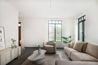 Zeer leuke nieuwbouwwoning op een aangename locatie in Essen - Heikant. Deze halfopen bebouwing is voorzien van een leefruimte met keuken, een ruime zithoek, een centrale hal met toilet en ruimte voor vestiaire en een inpandige garage. Op de eerste verdieping vind je drie leuke slaapkamers en een badkamer. Via een vaste trap heb je toegang tot de tweede verdieping die je perfect kan inrichten met een extra slaapkamer. <br />Verkoop onder registratierechten, dus mogelijks 2%!