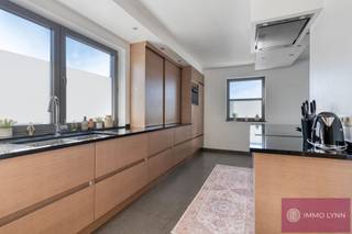 Zeer interessante halfopen bebouwing met 3 slaapkamers, bouwjaar 2008.<br />Indeling gelijkvloers: inkomhal, zeer ruime bureau (ideaal voor thuiswerk of vrij beroep), afzonderlijke wasplaats en garage. Op de 1ste verdieping: aparte berging, open keuken met aansluitende eetplaats en ruime, lichtrijke woonkamer. Op de 2ste verdieping: nachthal, 3 slaapkamers en badkamer.<br />Aangename, onderhoudsvriendelijke tuin (zuidoost georiënteerd) waar u in alle rust kan genieten van het terras. EPB label B. Verkoop onder registratierechten - GEEN BTW.<br />Gunstig gelegen met vlotte verbinding naar autostrades en op korte afstand van winkels, scholen en openbaar vervoer.<br />Interesse of meer info? Contacteer Ritchie via ritchie@immolynn.be of bel 0493 70 72 18!