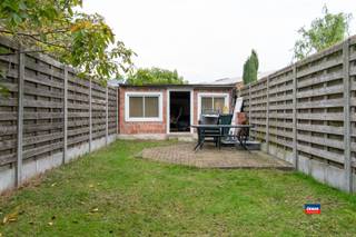 <p><span>MERKSEM | INSTAPKLARE MAISON FAMILIALE AVEC 2 A 3 CHAMBRES ET BEAU JARDIN AVEC MAISON DE JARDIN, SUR UN TERRAIN TOTAL DE 165m² | EPC 274 |</span></p><p><span>Rez-de-chaussée : hall d'entrée - salon - coin repas - cuisine équipée ouverte - débarras - salle de bains 1 (douche et toilettes) - salle de bains 2 (baignoire, double lavabo et toilettes) - jardin agréable et ensoleillé avec cabane de jardin. </span></p><p><span>Premier étage : cage d'escalier - deux chambres spacieuses et une chambre d'enfant/bureau. Cave sèche.</span></p><p><span>Avantages :</span></p><p><span>* maison prête à être emménagée, située dans une rue calme, mais proche des commerces, des écoles, des transports en commun et du ring d'Anvers. </span></p><p><span>* beau jardin bien orienté (sud-est) avec peu de visibilité</span></p><p><span>* électricité conforme à l'AREI jusqu'en 2044</span></p><p><span>* nouveau lave-vaisselle et hotte aspirante</span></p><p><span>* nouvelle douche et nouvelles toilettes</span></p><p><span> </span></p><p><span> </span></p>