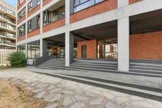 <h2><strong>Recent appartement op de eerste verdieping – mét lift, terras en staanplaats</strong></h2>
<p><span>In het historische gebouw <strong>‘Koffienatie’</strong>, op een toplocatie vlakbij het Antwerpse <strong>Den Dam</strong>, bevindt zich dit recent appartement op de eerste verdieping. Een ideale woonst voor wie comfort, bereikbaarheid en modern woonplezier wil combineren.</span></p>
<div></div>
<h2><strong>Indeling</strong></h2>
<h3><strong>Inkom & leefruimte</strong></h3>
<ul>
<li>
<p><span><strong>Inkomhal</strong> met aparte berging</span></p>
</li>
<li>
<p><span><strong>Ruime woonkamer</strong> op steentapijt met grote schuifraam → directe toegang tot het <strong>gezellige terras</strong></span></p>
</li>
<li>
<p><span><strong>Open keuken</strong> voorzien van alle toestellen</span></p>
</li>
</ul>
<h3><strong>Slaapgedeelte & comfort</strong></h3>
<ul>
<li>
<p><span><strong>Twee slaapkamers</strong></span></p>
</li>
<li>
<p><span><strong>Berging</strong> met aansluiting voor was- en droogautomaat</span></p>
</li>
<li>
<p><span><strong>Badkamer</strong> uitgerust met <strong>inloopdouche</strong> en <strong>lavabomeubel</strong></span></p>
</li>
</ul>
<div></div>
<h2><strong>Parkeren</strong></h2>
<p><span>Inclusief <strong>ondergrondse autostaanplaats</strong>, veilig en gemakkelijk bereikbaar.</span></p>
<div></div>
<h2><strong>Extra informatie</strong></h2>
<p><span>✔ EPB <strong>E49<br /></strong>✔ <strong>Elektriciteit conform</strong> <br />✔ Gemeenschappelijke kosten: <strong>± €100/mnd</strong> (driemaandelijkse afrekening) <br />✔ <strong>Individuele nutsvoorzieningen</strong> <br />✔ <strong>Verkoop onder registratiestelsel</strong></span></p>
<h2><strong>Bezoek ter plaatse</strong></h2>
<p><span>Contacteer Vastgoed03 via <strong><span>03 568 03 03</span></strong> voor meer informatie of een bezoek.</span></p>