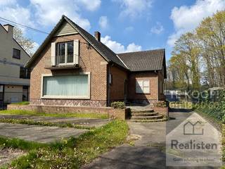 Aan de Genkersteenweg ligt dit goed bereikbare kantoorpand met parking.Volledig onderkelderd gebouw met garage en kelders, carport en parking voor ca...