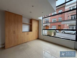 Square Estate presenteert u deze prachtige commerciële ruimte op de begane grond, ideaal gelegen in het hart van Sint-Pieters-Woluwe. De commerciële...