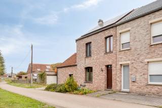 Située au calme en bordure de la forêt de Vorsendonk, à proximité de la gare, des écoles et des commerces, cette maison familiale mitoyenne offre...