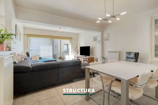 Op zoek naar een instapklaar en goed onderhouden appartement op een centrale ligging? Dan is dit gelijkvloerse appartement in het centrum van Merchtem zeker een bezoek waard. Dankzij de gunstige ligging bevindt u zich op wandelafstand van winkels, scholen, horeca en openbaar vervoer.Indeling:Gelijkvloers: inkomhal, lichtrijke woonkamer met open en volledig ingebouwde keuken, gezellig terras, praktische berging, 1 ruime slaapkamer, badkamer uitgerust met zowel een bad als een douche en een apart toilet.Nabijgelegen gebouw: autostaanplaats, bij te kopen aan €10.000. Vrij vanaf 30/04/2027. Vanaf akte betaalt de verkoper een bezettingsvergoeding van € 800/maand exclusief lasten.Karakteristieken:- Bewoonbare oppervlakte van ca. 81 m²- Gebouw van 2002- Instapklaar en uitstekend onderhouden- EPC: C- Elektrische installatie conformDit appartement vormt een uitstekende opportuniteit voor zowel eigen bewoning als investering. Contacteer ons vandaag nog voor meer informatie of een bezoek ter plaatse via 02 460 80 46 of info@structura.be