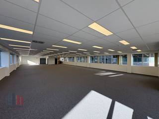 Zeer goed bereikbare kantoren van 961 m² te huur, ideaal gelegen dankzij de directe aansluiting met de R4 op slechts 1 km afstand. Deze...