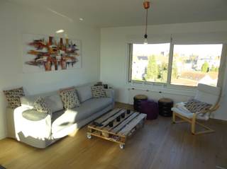 Prachtig dakappartement op een toplocatie in Gent met een groot zuid-west geörienteerd terras. Indeling: zonnige living met aansluitend een volledig ingerichte keuken, apart toilet en berging, 2 ruime slaapkamers en een badkamer voorzien van extra toilet, inloopdouche en lavabo. Aparte afgesloten garage box inbegrepen in de huurprijs. Deze gezellige penthouse beschikt over een zeer groot zonne terras van 50 m² met prachtige verzichten. In de maandelijkse algemene kosten van € 140 zit reeds een forfait voor water en verwarming.