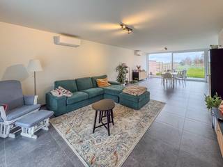 Nabij het centrum van Merkem, huisvest deze nieuwbouwwoning met volgende indeling:<br /><br />GELIJKVLOERS: <br />Inkom - apart toilet - lichtrijke leefruimte - volledig ingerichte keuken met eiland bevat o.a. dubbele spoelbak, vaatwasmachine, koelkast, oven, elektrische kookplaat en dampkap - ruime berging met wasplaats. <br /><br />VERDIEP 1: <br />Nachthal - apart toilet - 3 volwaardige slaapkamers - ruime berging - volledig ingerichte badkamer met ligbad, inloopdouche en dubbele wastafel.<br /><br />TUIN:<br />Ruime oprit - carport - terras - ruime tuinbering.<br /><br />ALGEMEEN: <br />- CV: Warmtepomp.<br />- Schrijnwerk: PVC met hoogrendementsbeglazing.<br />- Regenwaterput aanwezig: 10.000l (WC, wasvoorzieningen en buitenkraan)<br />- Laag energieverbruik, energiezuinige woning!<br />- Zonnepanelen aanwezig!<br />- Deze woning werd volledig geschilderd en is voorzien van gordijnen en lichtarmaturen.<br />- EPB van toepassing.<br />- Vrij vanaf 01/09/2026.<br /><br />Meer info op www.vastgoedvanoverschelde.be
