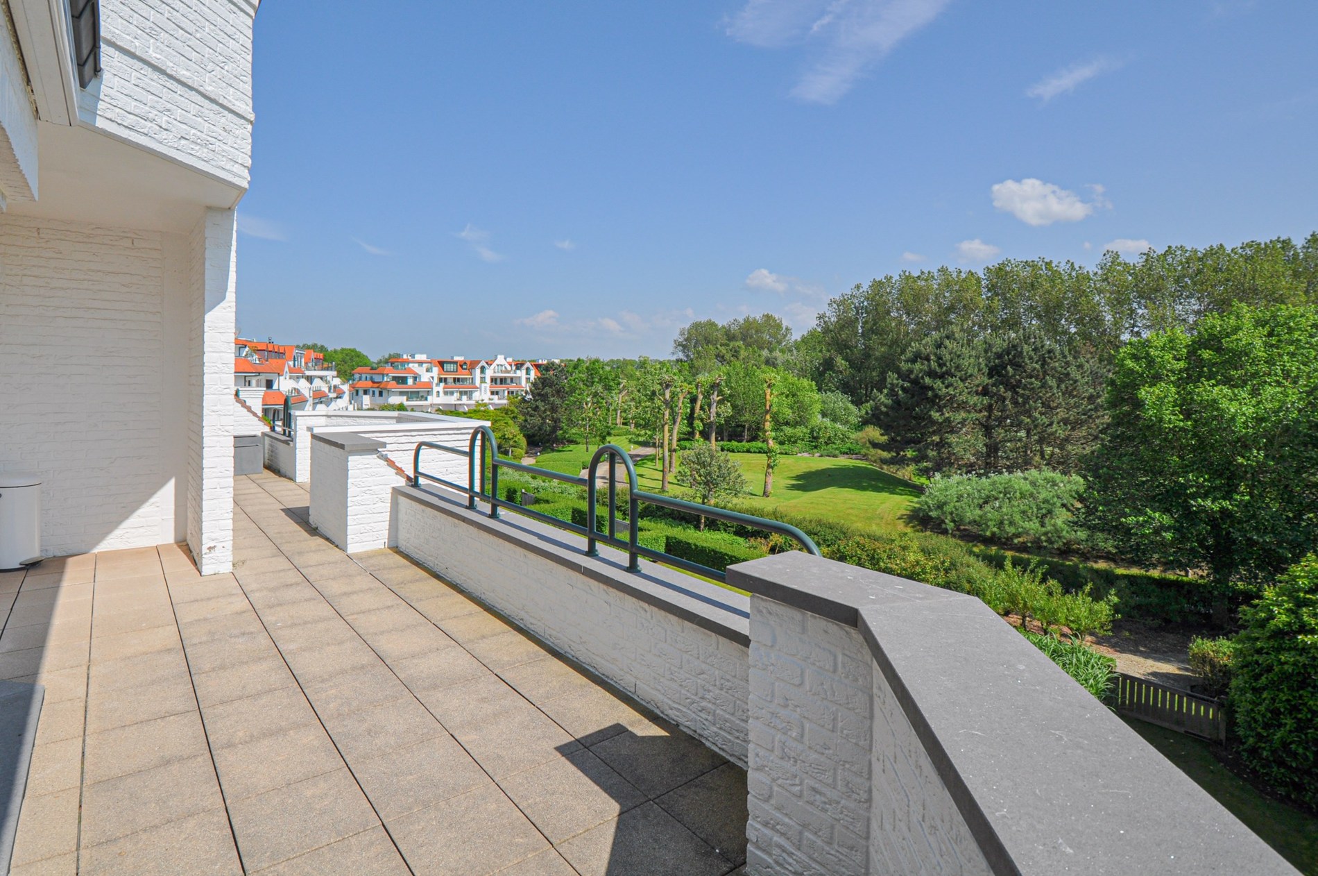 "Sublime appartement d'angle avec de spacieuses terrasses situé dans le prestigieux domaine Tennis Garden." - photo 4