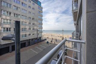 Op een <strong>uitstekende en centrale ligging in Middelkerke</strong>, in <strong>Residentie Costa Del Sol</strong> aan de Alexander Ponchonstraat 18, bevindt zich deze <strong>ruime studio met terras en zijdelings zeezicht.</strong> Dankzij de gunstige ligging bevinden het <strong>strand, de Zeedijk, het casino, winkels, restaurants en het openbaar vervoer</strong> zich allemaal op wandelafstand.<br /><br />De studio biedt <strong>heel wat potentieel</strong> en vormt een ideale basis voor wie de woning volledig naar eigen smaak en wensen wil moderniseren. De combinatie van de ruime indeling, het terras en de centrale ligging maakt deze eigendom bijzonder interessant als <strong>tweede verblijf aan zee, vaste woonst of investering voor jaar- of vakantieverhuur.</strong><br /><br />De studio beschikt over een <strong>ruime en lichtrijke leefruimte</strong>, waarin een <strong>praktisch kastbed voor twee personen</strong> is geïntegreerd. Hierdoor kan de beschikbare ruimte overdag optimaal worden benut zonder in te boeten aan slaapcomfort. Aansluitend bevindt zich de keuken, uitgerust met de nodige toestellen. Vanuit de keuken heeft u rechtstreeks toegang tot het <strong>terras van ca. 4 m²</strong>, waar u kunt genieten van de zon en een <strong>mooi zijdelings uitzicht op zee.</strong><br /><br />Verder beschikt de studio over een <strong>badkamer met douche en wasmeubel</strong>, evenals een <strong>aansluiting voor een wasmachine</strong>. Het toilet bevindt zich afzonderlijk, wat voor extra comfort zorgt.<br /><br />De woning is voorzien van<strong> pvc-schrijnwerk met dubbele beglazing</strong> en beschikt over een gunstig <u><strong>EPC-label B</strong></u>. Daarnaast is er in de residentie een <strong>gemeenschappelijke fietsenberging</strong> aanwezig.<br /><br />Een bijkomende troef is de mogelijkheid om <u><strong>optioneel een garagebox aan te kopen voor € 50.000 in Residentie Concerto</strong></u>, gelegen op wandelafstand van de studio.<br /><br />Deze eigendom is een interessante opportuniteit voor wie op zoek is naar een <strong>ruime studio te koop in Middelkerke</strong>, met <strong>terras</strong>, <strong>zijdelings zeezicht en een uitstekende ligging vlak bij het strand</strong>, én de mogelijkheid om het interieur volledig naar eigen smaak te moderniseren.<br /><br /><strong>Troeven:</strong>
<ul>
<li>Ruime studio met veel potentieel</li>
<li>Kastbed voor 2 personen</li>
<li>Terras van ca. 4 m²</li>
<li>Zijdelings zeezicht</li>
<li>Centrale ligging in Middelkerke</li>
<li>Strand en Zeedijk op wandelafstand</li>
<li>Vlak bij casino, winkels, horeca en openbaar vervoer</li>
<li>Pvc-schrijnwerk met dubbele beglazing</li>
<li>Gemeenschappelijke fietsenberging</li>
<li>EPC-label B</li>
<li>Garagebox optioneel aan te kopen op wandelafstand voor € 50.000</li>
</ul>
<br /><strong>Wenst u deze studio zelf te ontdekken?</strong> Neem gerust contact op met ons kantoor voor meer informatie of om een bezoek ter plaatse in te plannen. Wij helpen u graag verder!