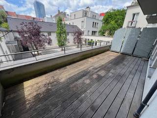 <p><span>Ruim en lichtrijk appartement op de 1ste verdieping in de </span><span>prachtige residentie St Louis Court</span><span>, gelegen op wandelafstand van de Europese instellingen. Het appartement beschikt over een ruime inkomhal met apart toilet en vestiaire. Een grote leefruimte met toegang tot de volledig ingerichte keuken en aansluitende berging. Nachthal met 2 ruime slaapkamers (19m² & 17m²) waarvan 1 met toegang tot het ruime terras (20m²). Ingemaakte kast voor de wasmachine, douchekamer (lavabo & douche) en badkamer met ligbad en dubbele lavabo. Privatieve kelder. Ideale ligging vlakbij het openbaar vervoer, de Squares, Europese instellingen en winkels.</span></p><p><span> </span></p>