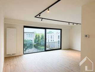 <p>Prachtig gerenoveered appartement met garagebox in Ranst!</p><p>In een rustige en aangename omgeving in Ranst bevindt zich dit gerenoveerd appartement, gelegen op de tweede verdieping van een kleinschalig gebouw zonder lift.</p><p>Het appartement verwelkomt u via een inkomhal die toegang biedt tot alle ruimtes. De lichtrijke leefruimte vormt het hart van de woning en omvat verder de mooie open keuken. Deze is uitgerust met alle comfort: spoelbak, kookvuur, dampkap, ijskast, combi-oven en vaatwasser. Verder beschikt het appartement over een apart toilet, een praktische berging, twee volwaardige slaapkamers en een badkamer. De badkamer is voorzien van een inloopdouche en dubbele wastafel met meubelkast</p><p>Achteraan bevindt zich een terrasje.</p><p>Tot slot is er nog de ruime garagebox, die zorgt voor comfortabel parkeren en extra bergruimte.</p><p>Bent u op zoek naar een instapklaar appartement? Aarzel dan niet en plan vandaag nog uw bezoek: 03/645 0 645.</p>