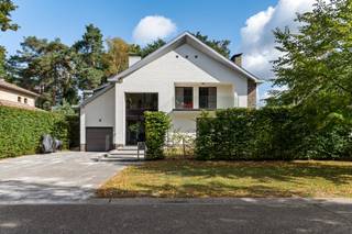 <p>In één van de mooiste en meest residentiële lanen van Schilde, de <strong>Kasteeldreef,</strong> ligt deze vrijstaande villa op een perceel van 1.100 m². Ruimte, licht en rust zijn hier de sleutelwoorden.</p>
<p><strong>Leefruimtes met karakter</strong><br />De inkomhal met vestiaire en gastentoilet leidt je naar de gezellige zithoek met open haard. Perfect om ’s winters te cocoonen. De eetkamer sluit er naadloos op aan en kijkt uit over de tuin. Dankzij de vele ramen geniet je overal van groen zicht en natuurlijk licht.</p>
<p><strong>Koken en tafelen</strong><br />De grote leefkeuken is gemaakt voor genieters: kookplezier voor de chef, ontbijtplek voor het gezin en een tweede eetruimte waar vrienden spontaan blijven hangen.</p>
<p><strong>Verdieping vol mogelijkheden</strong><br />Boven vind je <strong>vijf slaapkamers</strong> en twee badkamers. Handig en luxueus: één met douche en dubbele lavabo, de andere met ligbad, douche en dubbele lavabo. Iedereen zijn plekje dus!</p>
<p><strong>Extra troef: de zolder</strong><br />Met zijn 50 m² biedt de zolder eindeloze mogelijkheden: speelkamer, logeerkamer, home office, hobby ruimte,...</p>
<p><strong>Tuin om in te verdwalen</strong><br />Achter de woning strekt zich een royale, groene tuin uit. Privacy verzekerd, met een ruim terras dat smeekt om zomeravonden en BBQ’s.<br />Extra praktisch: een aparte garage van 20 m² met voldoende plaats voor fietsen, wagens of hobby’s.</p>
<p><strong>Waarom dit huis jou zal verleiden?</strong></p>
<p>- Residentiële ligging in de Kasteeldreef<br />- Mooie gevelrenovatie (2013)<br />- Instapklaar: grondige renovatie 2003<br />- Condensatieketel Viessmann<br />- HR-beglazing<br />- Parketvloeren & open haard<br />- Zonnepanelen!</p>
<p>Een villa met standing, een tuin die aan vakantie doet denken en een buurt waar je alleen maar van kan dromen.<br /><br />Wg, Gvkr, Gvv, Gmo, Gn overstromingsgevoelig gebied</p>
