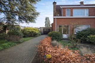 <p><span>Woning met 3 slaapkamers op toplocatie te Essen<br /><br />Locatie:</span><span><br />Deze woning is gelegen op een toplocatie te Essen, met scholen, winkels en openbaar vervoer vlakbij. De woning biedt een bewoonbare oppervlakte van 117m².</span><span><br /><br />Indeling:</span><span><br />Via de inkomhal heeft u toegang tot de gezellige leefruimte, aansluitend bevindt zich eetkamer. Verder is er een keuken.<br />Op het gelijkvloers vindt u daarnaast een apart toilet en de badkamer met zitbad, en ook een wasruimte.<br />De eerste verdieping telt 3 slaapkamers. Verder is er nog een zolder.<br />Buiten kunt u in alle rust genieten van de gezellige tuin. Als ook is er een ruime oprit met garage aanwezig.<br /></span><span><br />Troeven:</span><span><br />- 3 slaapkamers<br />- Ruime tuin<br />- EPC: 862 kWh/m² </span><span>(renovatie verplichting) </span><span><br /><br />Omschrijving:</span><span><br />Deze charmante woning combineert ruimte, comfort en een uitstekende ligging. Perfect voor wie op zoek is naar een warme thuis met voldoende plaats voor het hele gezin.</span><span><br /><br /></span><span>Interesse? Wees niet te laet en plan vandaag nog uw bezoek!</span></p><p><span> </span></p>