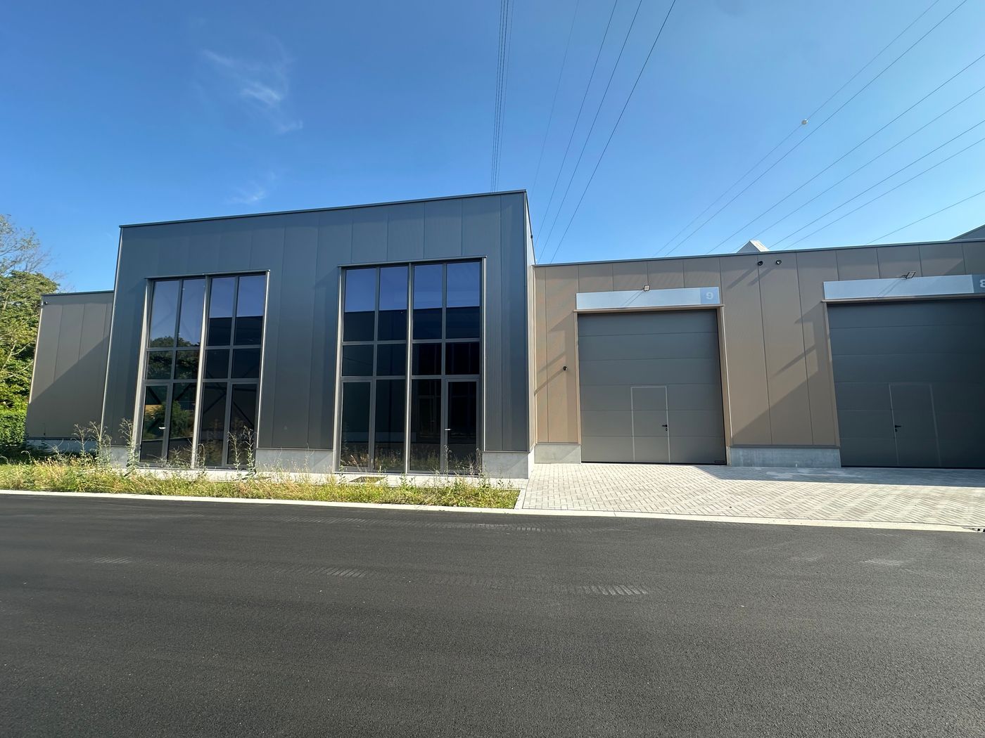 Nieuwbouw KMO-unit van 237 m² te koop! - photo 1