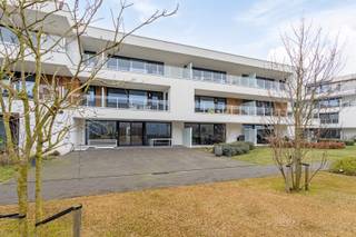 Stijlvol en zorgeloos wonen of investeren in het hart van Waregem!Op een absolute toplocatie bevinden zich energiezuinige en comfortabele...