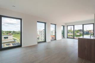 <p>Welkom in nieuwbouwrealisatie Stadsterras, een groen woonproject in hartje Mortsel. Residentie Mimir omvat 10 riante appartementen en bevindt zich aan een groene wandellaan tussen het stadscentrum van Mortsel en het park Oude God .</p>
<p>De nabijheid van openbaar vervoer, belangrijke invalswegen, fietsostrade, Fort 4 en Fort 5 zorgt voor een centrale uitvalsbasis in het groen.</p>
<p>Het park Oude God vormt een nieuwe, groene long voor de stad met ruimte voor natuur, sport en ontspanning.<br /><br />Inkomhal met praktische ingemaakte vestiairekast.</p>
<p>Grote raampartijen in combinatie met de hoeklocatie zorgen voor een optimaal licht- en ruimtegevoel in de leefruimte. Deze maatkeuken werd smaakvol gekozen in notelaarhout met een greeploos design en afgewerkt met een duurzaam composieten werkblad. Daarnaast is de keuken uitgerust met een grote inductieplaat, oven, microgolfoven, ijskast met aparte diepvriezer, vaatwasser en spoelbak.</p>
<p>De doorlopende parkettegel loopt door in alle ruimtes en sluit mooi aan op de hedendaagse open keuken.</p>
<p>De riante doorzonleefruimte geeft uit op het ruime inpandige terras ca 12m², ideaal om het hele jaar door van te genieten.</p>
<p>Via de nachthal bereikt u de eerste twee slaapkamers van ca 9 m². Deze kunnen gebruikmaken van een douchekamer met regendouche en lavabomeubel.</p>
<p>Achteraan bevindt zich de masterbedroom met voldoende plaats aan dressingruimte. De 'en suite' badkamer is uitgerust met bad, dubbele lavabo en toilet.</p>
<p>Verder bevindt zich in deze nachthal nog een ruime berging met aansluitingen voor wasmachine en droogkast en een apart gastentoilet.</p>
<p>Een gemeenschappelijke fietsenberging is voorzien. <br />Een kelderberging (€5.000 excl. btw) en autostaanplaats (€28.500 excl. btw) dienen mee aangekocht te worden. <br /><br />EPC-nieuwbouw in opmaak. <br /><br />Verkoop onder btw-stelsel (21%).</p>