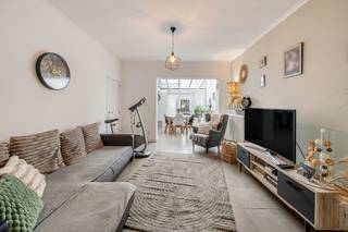  GERENOVEERDE KNAPPE  EIGENDOM MET GROTE GARAGE <br />hal, sfeervolle living, ingerichte keuken in cottage stijl met knusse aanpalende eethoek, aparte w.c. badkamer met strak badmeubel en inloopdouche <br />leuke terras met pad langsheen de grote brede garage naar een 2 de terras ( u kan deze volledig omheinen )<br /><strong>1 ste verd</strong> 2  ruime slaapkamers 3 de kleine  kamer = dressing<br /><strong>2 de verd</strong>  zeer leuke ruime slaapkamer in loftstijl <br /><br />ELEK CONFORM  EPC 145 KORTOM TOP EIGENDOM <br /> 