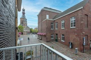 Dit mooie en volledig vernieuwde appartement in hartje Tielt vinden we terug op de eerste verdieping van residentie Ter Halle en is bereikbaar met...