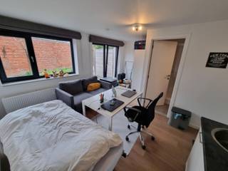 Op de Naamsesteenweg in Heverlee op wandel- en fietsafstand van zowel Heverlee als Leuven centrum , bieden we met veel plezier deze studio aan! Deze gelijkvloerse studio is volledig bemeubeld en beschikt over een open leef/slaap ruimte met ingerichte keuken, eigen badkamer en terras. Het gebouw ligt in de tweede bouwlijn van de Naamsesteenweg waardoor het er erg rustig is maar je toch alle faciliteiten ( winkels, sportcentra, ..) in de nabijheid hebt. Deze residentie is afhankelijk van de KUL, hierdoor kunnen enkel personen huren die een link hebben met de KUL ( student, personeel, doctoraatstudent, researcher, ... ) <br /><br /><span><strong>Meer informatie of een bezoek ter plaatse? 0478 570 999 of sally@connect-immo.be </strong></span><br /><br />Huurprijs: 800€ + 95€ gemeenschappelijk kosten (provisie verwarming, water, elektriciteit inclusief)<br />Beschikbaar vanaf 1 augustus<br />EPC: 171 kWh/m² - UC 1869705