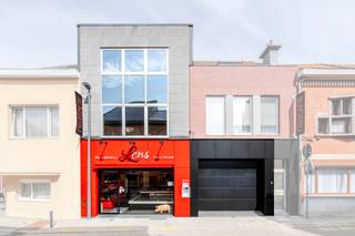 <p><strong>Handelspand met modern appartement en drie slaapkamers in het centrum van Machelen.</strong></p>
<p>Dit veelzijdige handelspand geniet van een topligging in het centrum van Machelen, vlakbij openbaar vervoer en belangrijke invalswegen. Het pand combineert een ruime, goed zichtbare handelsruimte met een modern en kwalitatief afgewerkt appartement, waardoor wonen en werken hier perfect samenkomen. De commerciële ruimte biedt tal van mogelijkheden voor zelfstandigen, ondernemers of investeerders die op zoek zijn naar een strategische en visibele ligging. Het appartement beschikt over een ruime woonkamer, een moderne keuken, een aangenaam terras en drie slaapkamers, ideaal voor gezinnen of wie extra leefruimte wenst. Bovendien is de elektrische keuring conform, wat extra gemoedsrust biedt. Het appartement is voorzien van talrijke ingebouwde kasten en hoogwaardige, smaakvol afgewerkte materialen.</p>
<p><strong>Belangrijkste ruimtes:</strong><br />• Handelsruimte (42 m²) met veel mogelijkheden en centrale ligging<br />• Keuken (37 m²) met veel ruimte<br />• Extra keuken (15 m²) voor personeel<br />• Polyvalente ruimte (22,7 m²)<br />• Woonkamer (50,8 m²) met aangename lichtinval<br />• Slaapkamer (21,8 m²) ruime hoofdslaapkamer<br />• Slaapkamer (10,9 m²) geschikt als kinder- of logeerkamer<br />• Slaapkamer (9 m²)<br />• Badkamer (7,7 m²)<br />• Terras (28,6 m²) met plaats om buiten te genieten<br />• Verschillende bergingen voor extra opslagruimte<br />• Kelder</p>
<p><u><strong>Troeven:</strong></u><br />• Handelshuis op toplocatie in het centrum van Machelen<br />• Combinatie van handelsruimte en appartement met drie slaapkamers<br />• Elektrische keuring conform<br /><br />Neem vandaag nog contact op met je ERA-makelaar voor een bezoek.<br />JOUW DROOMHANDELSPAND. ZO GEVONDEN!</p>