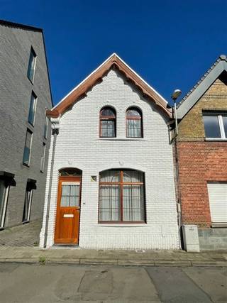 <p><span>Rustig gelegen gezinswoning, ideaal voor jonge startende mensen. De woning werd gerenoveerd in 2020. De woning zelf omvat op het gelijkvloers: een living met open keuken, badkamer, en terras. Op de eerste verdieping is er momenteel één grote slaapkamer van 8m op 4,15m, deze kan opgesplitst worden in twee kamers.</span></p><p><span> </span></p><p><span>Stedenbouwkundige inlichtingen in aanvraag.</span></p><p><span> </span></p><p><span>Graag een bezoek bel mij dan even 0473/878034 of mail naar info@vastgoedclement.be</span></p>
