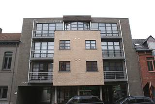 In hartje centrum, op een absolute toplocatie, bevindt zich deze prachtige penthouse.Via de inkomhal betreedt men de lichtrijke en ruime woonkamer...