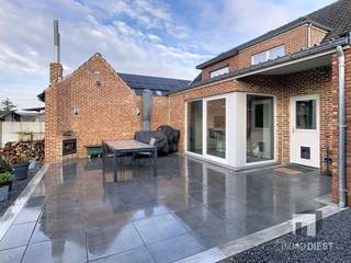 Welkom in deze volledig gerenoveerde (2015) halfopen woning in Nieuwerkerken (8 are) , een moderne en gezellige familiewoning met een...