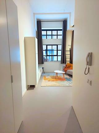 Op zoek naar een stijlvolle en centraal gelegen studio aan de Leuvense Vaartkom? Deze instapklare studio in residentie Hungaria vormt een uitstekende opportuniteit voor zowel eigen bewoning als investering.<br /><br />De studio is volledig bemeubeld en ingericht in de hedendaagse stijl van een city-loft.<br />De hoge plafonds en de grote raampartijen creëren een aangenaam gevoel van ruimte, terwijl de doordachte indeling optimaal gebruikmaakt van elke vierkante meter.<br /><br />De inkomhal leidt naar een compacte maar praktische badkamer, uitgerust met douche, toilet, wastafelmeubel en aansluiting voor een wasmachine. De open keuken beschikt over vier elektrische kookplaten, een dampkap, spoelbak en koelkast en sluit naadloos aan op de woon- en slaapruimte.<br /><br />Fietsen kunnen veilig worden gestald in de gemeenschappelijke fietsenstalling. Bovendien is er de mogelijkheid om een ruime ondergrondse parkeerplaats bij aan te kopen.<br /><br />De ligging aan de Vaartkom is een absolute troef. Deze trendy en sterk ontwikkelende buurt biedt een bruisende mix van winkels, gezellige horecazaken en recreatiemogelijkheden, allemaal op wandelafstand.<br />Daarnaast is de bereikbaarheid uitstekend, met vlotte verbindingen naar de Leuvense ring en de oprit van de E314.<br /><br />De elektriciteit is volledig conform en het gunstige EPC-label B (154) onderstreept de energiezuinigheid van deze studio. <br />De maandelijkse kosten voor deze loft, inclusief provisie verwarming, komen neer op gemiddeld 80 EUR /maand.<br /><br />Bent u op zoek naar een studio voor eigen gebruik of een rendabele investering in Leuven? Neem vandaag nog contact op voor meer informatie of een boek je bezichtiging online of via +32496819081.<br />Bijkomende info (EPC, bodemattest, elektriciteitsattest, enz...) kan U hier downloaden ↓<br />