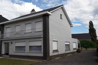 In het centrum van Hallaar gelegen woning met drie slaapkamers.<br />Dit goed onderhouden huis omvat verder een inkomhal, royale leefruimte, ingerichte keuken, wasplaats/berging, toilet, twee badkamers en een garage voor één wagen. Verder beschikt de woning over een zeer grote zolderruimte, een droge kelder, een overdekt terras met zonneluifel en een riante tuin.<br /><br />De locatie is ronduit interessant, de woning is gelegen op 100 meter van de plaatselijke basisschool.<br />Het centrum van Heist-op-den-Berg is bereikbaar in enkele minuten.<br /><br />De eigenaar geeft de voorkeur aan kandidaten zonder huisdieren.<br />Uiteraard zijn we op zoek naar huurders die rust, orde en netheid weten te respecteren.<br />Datum beschikbaarheid 1 september 2026.<br /><br />Meer info of een afspraak inplannen ter bezichtiging?<br />Telefonisch contact via 0473333333 of mail philip@wijns.be