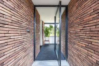 <p>Bezoek mogelijk na aanmaak huurdersprofiel via: https://onid.mijnhuurprofiel.be/property/e3e30926-2c60-4ba6-a0c4-d2d158edf56a</p><p>Dit lichtrijke duplexappartement is gelegen in een rustige straat, op een uitstekende locatie tussen het centrum van Hove en Boechout. Dankzij de private ingang geniet u van extra privacy en het gevoel van een eigen woning. Het appartement werd verzorgd afgewerkt en biedt een aangename leefruimte met veel natuurlijke lichtinval. Verder beschikt het over twee slaapkamers (10m² en 13m²) een badkamer met douche en een gezellig terras waar u in alle rust kan ontspannen. Winkels, openbaar vervoer, scholen en andere voorzieningen bevinden zich op korte afstand, waardoor u geniet van een ideale combinatie van rustig wonen en een centrale bereikbaarheid. Het appartement heeft geen private autostaanplaats.</p><p><br /></p><ul><li>Duplexappartement met private ingang</li><li>Rustige ligging nabij het centrum van Hove en Boechout</li><li>Geen gemeenschappelijke kosten</li></ul>