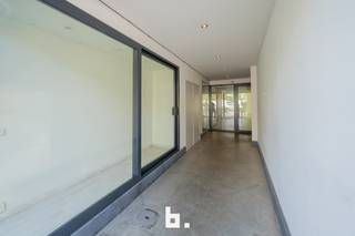 Deze eigendom is uiterst geschikt naar investering toe of het uitbaten van handel. De mogelijkheden zijn hier zeer uitgebreid. Vooraan het pand is...