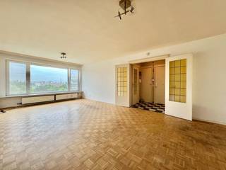 Graag presenteren wij u dit instapklaar 2 slaapkamer appartement gelegen op de 9de verdieping in de befaamde PULHOF wijk!Het appartement is voorzien...