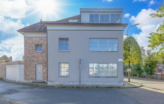 Op een uitstekende ligging vlakbij het natuurdomein De Gerstjens en op korte afstand van het centrum van Aalst bevindt zich dit verzorgde gelijkvloerse appartement. Winkels, scholen en openbaar vervoer liggen in de directe omgeving, waardoor je hier het comfort van het stadscentrum combineert met de rust van een groene buurt.<br /><br />Het appartement telt 94 m² en beschikt over een lichtrijke leefruimte, een ingerichte keuken, twee volwaardige slaapkamers, technische berging en een badkamer. De ligging op het gelijkvloers maakt het bijzonder toegankelijk: geen trappen, en een praktische indeling die zich meteen in het dagelijks gebruik laat voelen. Het gebouw werd in 2003 volledig verbouwd en is sindsdien goed onderhouden.<br /><br />Technisch staat alles op punt. De verwarming gebeurt op gas, het appartement is asbestvrij en beschikt over individuele tellers en meters voor de nutsvoorzieningen. Met EPC-label C geldt er geen renovatieplicht, en een conformiteitsattest van de Stad Aalst is aanwezig.<br /><br />In de garage van het gebouw zijn nog twee binnenstaanplaatsen beschikbaar. Deze kunnen afzonderlijk worden aangekocht aan € 17.500 per staanplaats, naar keuze één of beide.<br />Basisakte in opmaak.<br /><br />Troeven:<br />- Gelijkvloers appartement<br />- 2 volwaardige slaapkamers<br />- Volledig verbouwd in 2003<br />- EPC-label C<br /><br />Bestuursmaatregelen in het maatregelenregister: nee