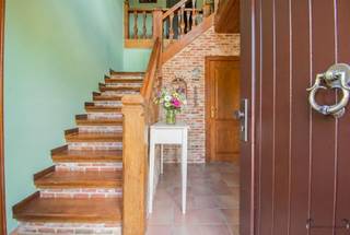 <p><span>Ruime villa op een perceel van 1.000 m² met tal van troeven en veelzijdige mogelijkheden</span></p><p><span>Deze ruime open bebouwing, gebouwd in 1994, is gelegen op een mooi perceel van 1.000 m² en combineert comfort, energiezuinigheid en een praktische indeling. Dankzij het EPC-label B, de zonnepanelen, thuis batterij en airconditioning met luchtzuivering bent u verzekerd van een aangename en energiezuinige woonomgeving.</span></p><p><span>Op het gelijkvloers bevindt zich een ruime inkomhal met gastentoilet, vestiaire, een afzonderlijk bureau, een lichtrijke woonkamer, een volledig uitgeruste vernieuwde keuken met aansluitende bijkeuken en een gezellige veranda met 2 zonne luifels. </span></p><p><span>De eerste verdieping omvat vier volwaardige slaapkamers en een recent vernieuwde badkamer, uitgerust met een automatisch dakraam dat zorgt voor extra licht en ventilatie.</span></p><p><span>Buiten geniet u van een ruime, zonnige tuin waar rust en privacy centraal staan. Bovendien beschikt de woning over twee garages, carport. Deze ruime garage deed vroeger dienst als woning, waardoor dit gedeelte tal van mogelijkheden biedt. Dit maakt het pand bijzonder geschikt voor een zelfstandige, vrij beroep of praktijk aan huis, maar ook voor wie op zoek is naar extra opslag- of werkruimte.</span></p><p><span>Kortom, een instapklare villa met een uitstekende energieprestatie, veel leefruimte en diverse gebruiksmogelijkheden, gelegen op een ruim perceel in een aangename omgeving met weinig doorgaand verkeer.</span></p><p><span> </span></p><p><span>Eigenschappen:</span></p><p><span> </span></p><p><span>+ EPC label B</span></p><p><span>+ EPC bruikbare opp.:245 m²</span></p><p><span>+ Asbest: asbestcementbuis</span></p><p><span>+ P, G-score: A</span></p><p><span>+ Dubbele garage</span></p><p><span>+ Carport</span></p><p><span>+ Ideaal voor zelfstandige activiteit</span></p><p><span>+ Airco met luchtzuivering</span></p><p><span>+ Thuisbatterij 10 KW</span></p><p><span>+ Zonnepanelen 18 stuks</span></p><p><span>+ Automatische dubbele garagepoort</span></p><p><span>+ Automatische toegangspoort</span></p><p><span>+ Goed onderhouden woning</span></p><p><span>+ Elektriciteit: niet conform</span></p><p><span>+ Alle opmetingen zijn indicatief, simulatiefoto's AI aanwezig</span></p><p><span> </span></p><p><span>Vergunning/Woongebied/Gn rechterlijke herstelmaatregel of bestuurlijke maatregel opgelegd/Gn voorkooprecht/Verkavelingsvergunning/gn watergevoelig openruimtegebied</span></p><p><span> </span></p><p><span>Info: Nicki, 0496 02 35 68, <span>nf@janssenenjanssen.be</span></span></p><p><span>Kantoor 2560 Nijlen: Woeringenstraat 23a</span></p>