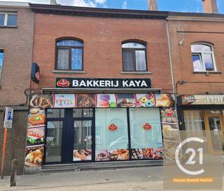 Op een uiterst commerciële locatie in het hart van de gemeente vinden we dit uitzonderlijk opbrengsteigendom bestaande uit een handelsruimte en een ruim duplex appartement. Het gebouw heeft een totale oppervlakte van ongeveer 270 m², waarvan 53 m² is ingericht als commerciële ruimte. Deze ruimte is momenteel verhuurd aan een goed draaiende bakkerij, wat zorgt voor een stabiele en betrouwbare huurinkomst van €2.500 per maand.<br /><br />Dit opbrengsteigendom is niet enkel interessant omwille van de ligging en de kwalitatieve afwerking, maar ook als investering. Het appartement is verhuurd aan €1.200 per maand en de handelsruimte aan €2.500 per maand, wat samen een totale huuropbrengst van €3.700 per maand of €44.400 per jaar oplevert. Dit betekent een bruto rendement van maar liefst 6,8%, waardoor dit pand uitermate geschikt is voor wie op zoek is naar een solide en rendabele investering op een toplocatie.<br /><br />Het duplex appartement beschikt over een aparte inkom en biedt een moderne en comfortabele woonervaring. Op de eerste verdieping bevindt zich een ruime woonkamer en eetplaats van samen ca. 42 m², een slaapkamer van ca. 15 m², een gastentoilet en een hypermoderne keuken van ca. 12 m² met kwalitatieve inbouwtoestellen. Op de tweede verdieping zijn er nog drie slaapkamers van respectievelijk 14 m², 17 m² en 18 m², evenals een ruime badkamer met bubbelbad.<br /><br />Achter de handelsruimte bevindt zich op het gelijkvloers een gezellige koer met aansluitend een leefbare ruimte die, mits goedkeuring van de gemeente, kan worden ingericht als studio of gebruikt kan worden als atelier of bureau. Deze ruimte beschikt bovendien over een aparte inkom langs de straat om de hoek. In de kelder van circa 45 m² is er meer dan voldoende plaats voor stockage en is er bovendien een sauna van ca. 12 m², ideaal om tot rust te komen na een drukke dag.<br /><br />📸 Meer foto’s op www.century21zaventem.be