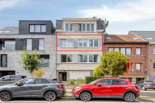 Vous recherchez un appartement prêt à emménager pour vous-même ou comme investissement locatif intelligent ? Découvrez ce joyau absolu, situé au deuxième étage d'un petit immeuble à Strombeek-Bever. <br /><br />Grâce à son excellent emplacement à proximité du centre de Strombeek et de la célèbre rue de Wand à Laeken, vous pourrez accéder facilement aux magasins, aux écoles, aux transports en commun et aux principales routes d'accès.<br /><br />Par le hall d'entrée, vous entrez dans l'espace de vie accueillant, qui forme un bel ensemble avec la cuisine ouverte. La terrasse fermée, qui sert parfaitement d'espace de rangement supplémentaire, constitue un ajout pratique. La salle de bain a été modernisée et est équipée d'une élégante douche à l'italienne. L'appartement dispose également de toilettes séparées et de deux chambres confortables à part entière.<br /><br />Le bien est situé dans une petite copropriété sans ascenseur. Cela représente un énorme avantage financier, car cela signifie que les charges communes restent très limitées. Cela rend l'appartement très intéressant en tant qu'investissement. En plus d'un sous-sol supplémentaire, cette propriété possède son propre garage séparé. Il s'agit d'un atout considérable dans cet environnement central, qui fait du stress lié au stationnement une chose du passé.<br /><br />Cet appartement sera disponible à partir du 01/03/2027 et constitue une excellente opportunité pour les jeunes débutants, les couples et les investisseurs. Ne manquez pas cette opportunité et contactez-nous rapidement pour plus d'informations ou pour planifier une visite du site !<br /><br />Registre des mesures: non
