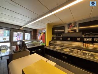 WONING MET HANDELSRUIMTE IN HET CENTRUM VAN GERAARDSBERGENRichtprijs : 339.000 euro Recente nieuwbouwwoning uit 2002 met 3 kamers en stadstuin.Deze...