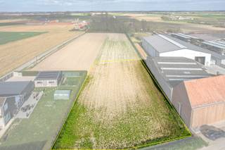 OOp zoek naar een ruim en veelzijdig perceel? Deze bouwgrond van 1446 m² in het charmante Proven biedt een uitstekende kans om jouw droomwoning te realiseren. De eerste ca. 55 meter van het perceel valt onder het RUP Proven centrum en is bebouwbaar. Deze bouwgrond bevindt zich op wandelafstand van het dorpscentrum, waar je geniet van alle nodige voorzieningen zoals een grootwarenhuis, slager, bakker, basisschool en tal van prachtige wandelroutes. Een rustige, landelijke omgeving met toch een vlotte bereikbaarheid naar Poperinge en Ieper. Met een perceelbreedte van 29 meter kan dit eigendom ook interessant zijn voor wie naar een investering op zoek is. Wenst u meer info over de mogelijkheden of voorschriften? Aarzel niet om ons te contacteren. Opmetingsplan beschikbaar. Neem voorsprong met een vrijblijvende en gratis schatting van uw eigendom via:<br />http://www.residentievastgoed.be/gratisonlineschatten