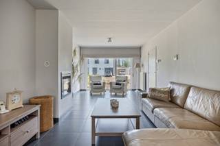 Bent u op zoek naar een ruime gezinswoning in een rustige buurt? Dan is deze halfopen bebouwing in de Mimosastraat 45 te Aalst zeker een bezoek waard.<br /><br />Met een bewoonbare oppervlakte van 208 m² op een perceel van 510 m² biedt deze woning heel wat ruimte voor een gezin. Op het gelijkvloers bevindt zich een ruime leefruimte met veel natuurlijke lichtinval, aansluitend op de volledig geïnstalleerde keuken. Vanuit de leefruimte heeft u toegang tot het terras en de zuidgerichte tuin.<br /><br />Op de eerste verdieping vindt u drie ruime slaapkamers en een badkamer. Daarnaast beschikt de woning over een inpandige garage en een carport. Op de oprit is bovendien voldoende parkeergelegenheid voorzien.<br /><br />De woning is gelegen in een rustige, residentiële wijk met scholen, winkels, openbaar vervoer en belangrijke invalswegen op korte afstand.<br /><br />Troeven van deze woning<br />Halfopen bebouwing<br />208 m² bewoonbare oppervlakte<br />Perceel van 510 m²<br />Zuidgerichte tuin<br />Ruime leefruimte met veel lichtinval<br />Volledig geïnstalleerde keuken<br />3 slaapkamers<br />Inpandige garage en carport<br />Voldoende parkeergelegenheid op eigen terrein<br />Conforme elektrische installatie<br />Dubbele beglazing en dakisolatie<br />Centrale verwarming op aardgas en pelletkachel<br />Rustige ligging nabij winkels, scholen en openbaar vervoer<br /><br />Bent u op zoek naar een instapklare, ruime gezinswoning met tal van mogelijkheden en uitstekende parkeervoorzieningen op een rustige locatie in Aalst? <br /><br />Contacteer ons vandaag nog via www.albert.immo of kristof.de.clercq@albert.immo voor meer informatie of een bezoek.