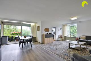 <p><span>In deze mooie residentiële wijk vinden we omgeven door veel groen de residentie Vlinderhof met op de 5de verdieping dit ruim en verzorgd hoekappartement met 3 slaapkamers en 2 zonnige terrassen. Er is de mogelijkheid om een achtergelegen garagebox mee aan te kopen (€25.000).</span></p><p><span> </span></p><p><span>Via de gemeenschappelijke inkomhal komen we binnen in het gebouw en nemen we de lift naar de 5de verdieping.  We stappen binnen in de ruime hal met vestiaire, aparte toilet met handenwasser en een berging.  Dankzij de glazen wand tussen de hal en de living heb je hier een heel ruimtelijk gevoel.</span></p><p><span>De ruime woonkamer op laminaat geniet van veel licht dankzij de grote raampartijen.  Aansluitend vinden we de eenvoudige ingerichte keuken.  Zowel de woonkamer als de keuken geven toegang tot het heerlijke zonneterras met zicht op het groen!   </span></p><p><span>Achteraan bevinden zich 3 volwaardige slaapkamers met rolluiken (twee van de drie hebben enkel glas) met directe toegang tot het vernieuwde terras met opnieuw een aangenaam groen uitzicht ! </span></p><p><span>De originele badkamer is uitgerust met een bad, toilet en wastafel. Hier bevindt zich ook de aansluiting voor de wasmachine.</span></p><p><span>Op de ondergrondse verdieping beschikt het appartement nog over  een gemeenschappelijke kelder waar het huisvuil wordt gesorteerd. De garagebox (5.5 x 2.6) is achteraan het gebouw gelegen.</span></p><p><span> </span></p><p><span>-> troeven: zeer goed onderhouden gebouw met conciërge, lift conform, terrassen en gevels vernieuwd, dak vernieuwd en geïsoleerd, asbestveilig, conform attest elektriciteit.</span></p><p><span> </span></p><p><span>Nuttige informatie:</span></p><p><span>EPC:  371 kWh/m²</span></p><p><span>Gem. kosten €350 p/m incl verwarming, water en gemeenschappelijke kosten zoals: syndicus, conciërge, onderhoud gebouw en tuin, elektriciteit gem. delen, blokpolis etc.</span></p><p><span>P-score: A, G-score: D</span></p><p><span>Beschikbaar: bij akte</span></p><p><span> </span></p><p><span>Bel 03-449 42 41 of hallo@habicom.be</span></p><p><span>De waarde van uw eigendom kennen?  Maak een vrijblijvende afspraak met een habicom-expert in uw buurt</span></p><p><span> </span></p><p><span> </span></p>