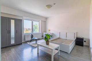 <strong>LAATSTE KAMERS BESCHIKBAAR!!<br /><br />Bent U op zoek naar de perfecte <span>studentenkamer</span> <span>/ studentenstudio?</span></strong><br /><br /><strong>LIGGING:</strong><br />Gelegen aan de Jan Delvinlaan 70, geniet deze woning van een locatie dichtbij het centrum van Gent. De uitstekende verbindingen met het openbaar vervoer en de korte afstand tot belangrijke campussen maken dit een ideale plek voor studenten. Bovendien bevindt het pand zich in een buurt met een mobiscore van 9,3/10, winkels zijn binnen bereik.<br /><br /><strong>INDELING en FACILITEITEN:</strong><br />Het gebouw is volledig gerenoveerd en bestaat uit 36 studenten units<br />- Kamers met en zonder eigen sanitair voorzieningen<br />- Studio’s <br />- Drie gemeenschappelijke keukens<br />- Hippe leefruimte voor gezellig samenzijn<br />- Gemeenschappelijke tuin <br />- Grote fietsenberging, ideaal voor studenten<br />- Lift<br /><br /><strong>BIJKOMENDE INFO:</strong><br />- Huurprijzen: tussen € 535 / maand en € 715 / maand<br />- Voorschot verbruik elektriciteit, verwarming, water en internet: € 60 / maand<br />- Beschikbaarheid: Onmiddellijk<br />- De kamers kunnen enkel gehuurd worden voor een periode tot 31/08/2026<br />- De kamers kunnen enkel gehuurd worden door studenten.<br />- Geen domicilie mogelijk!